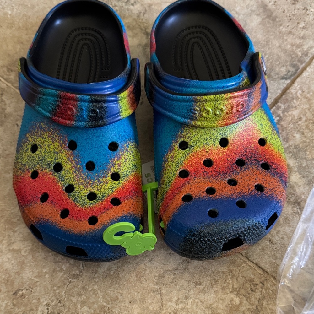 NWT crocs spray dye woman’s size 7 men’s 5-slight defect